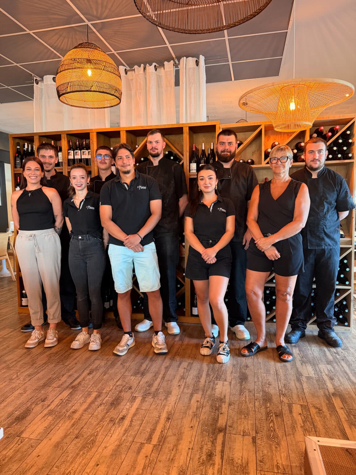 equipe le piano - L'équipe du restaurant Le Piano devant la cave à vins